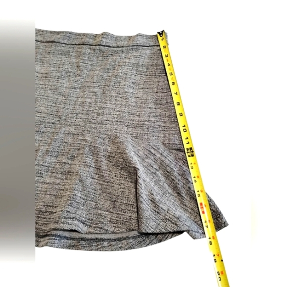 Banana Republic | Ladie's Ruffled Hem Flare Mini Skirt | Size 4 - Picture 8 of 9